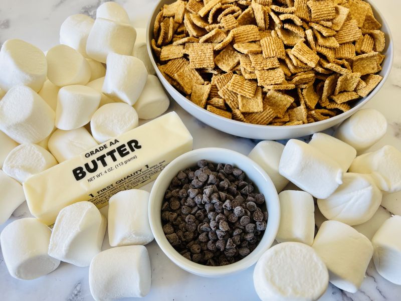 Ingredients for s'mores cereal bars
