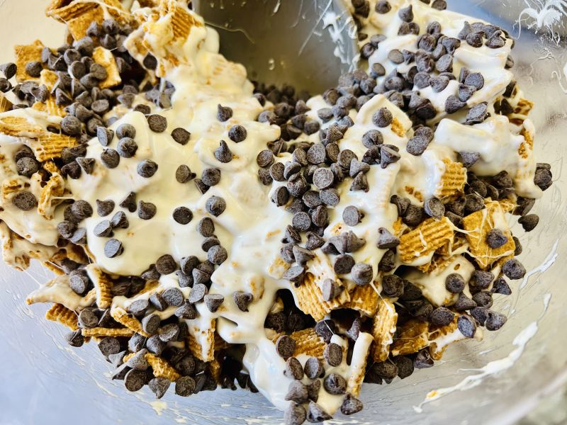 s'mores cereal bars with chocolate